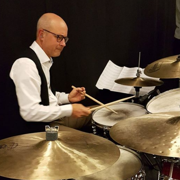 Martin Eriksson vid trummorna